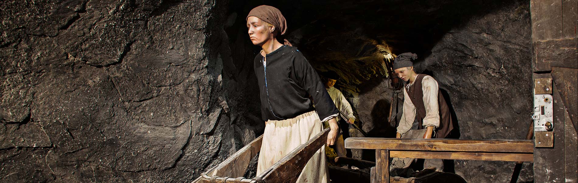 No description found for the image kvinnor-arbetar-i-kolgruva