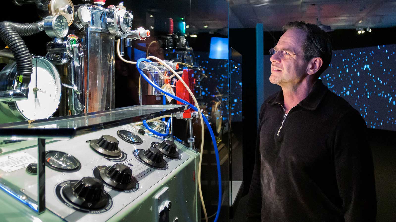 Man som står framför en respirator i hyper human