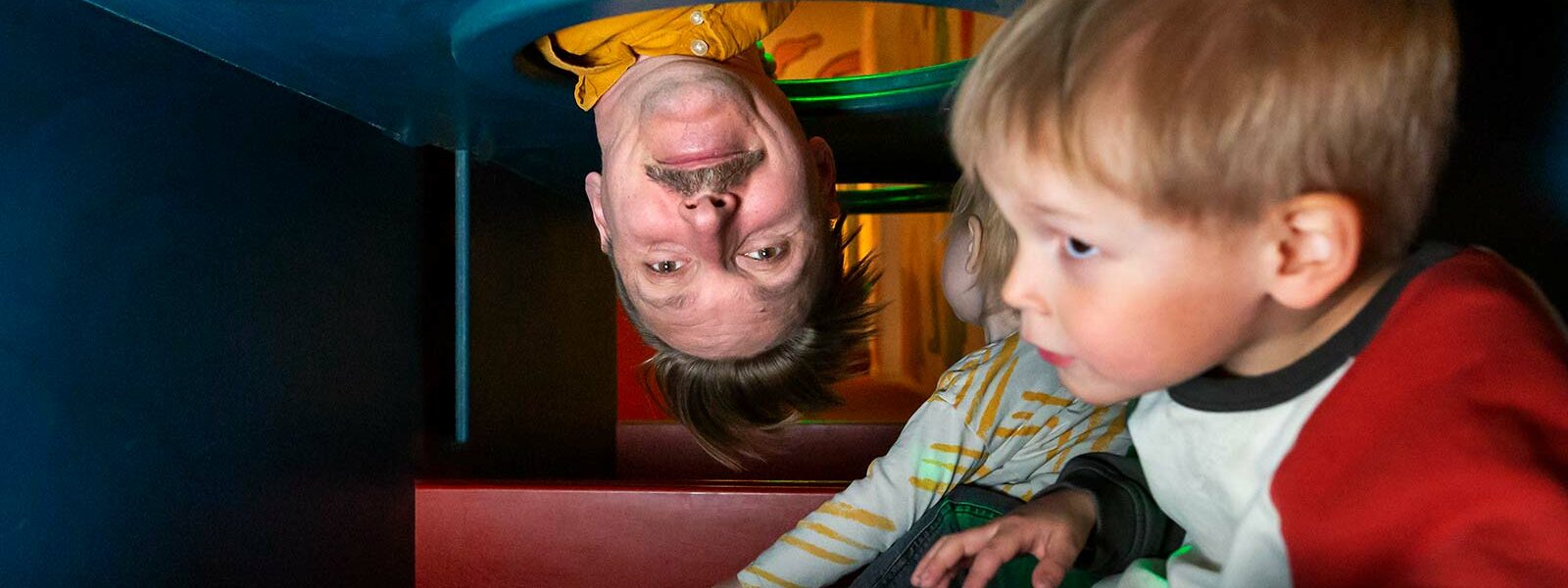 pappa som stycker ut huvdet och tittar till barnen