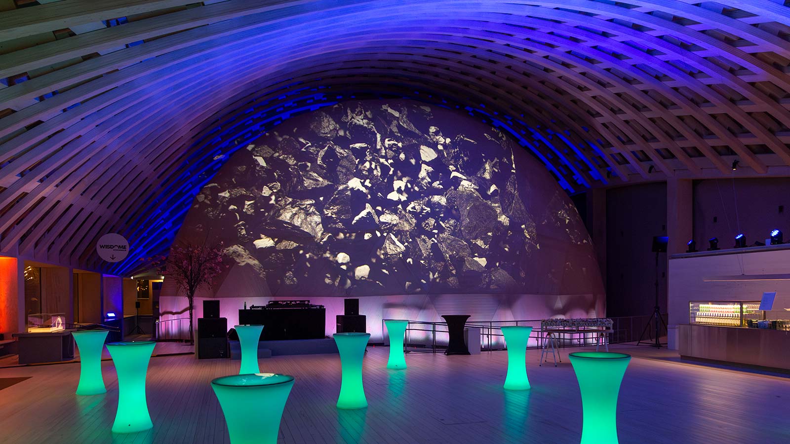 LED-möbler framför Wisdome stockholm dome.