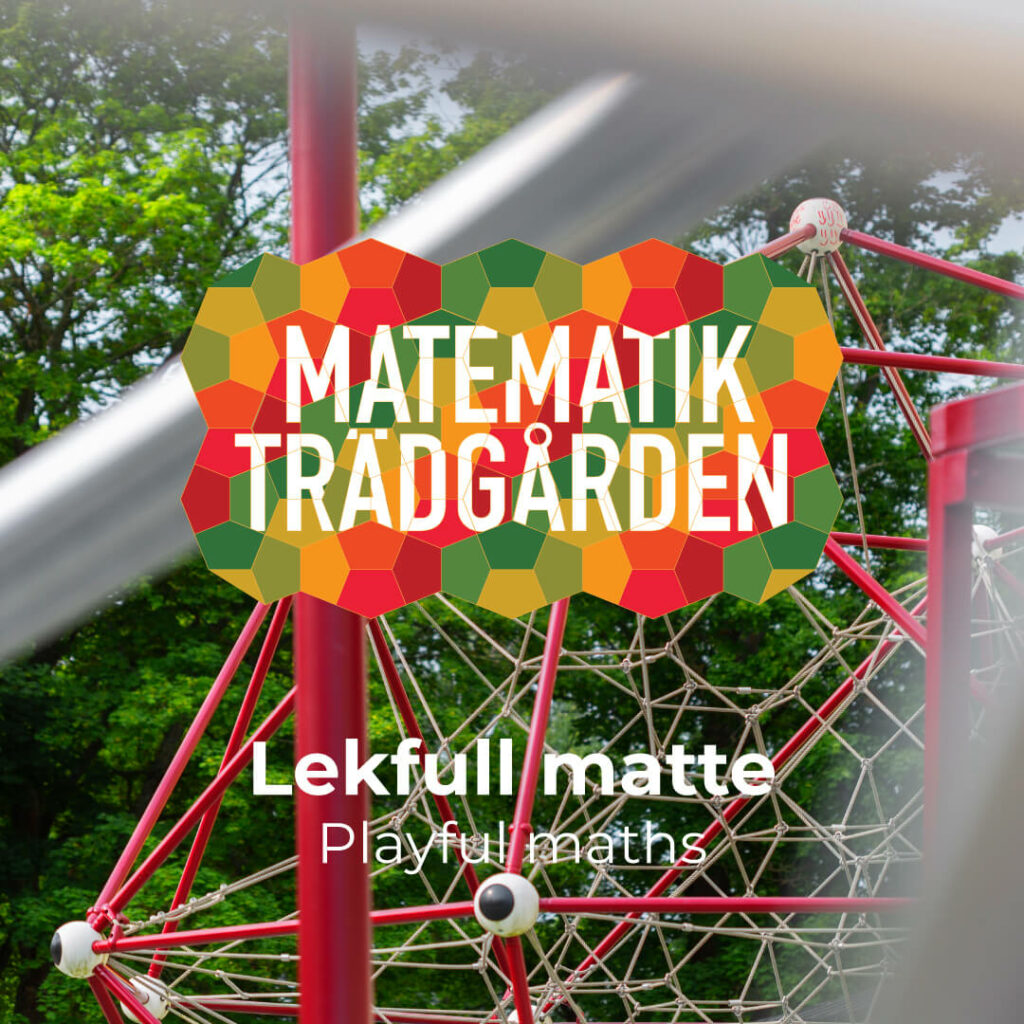 Klätterställning i metall skymtas i bakgrunden och framför visas Matematiksträdgårdens logga med texten Lekfull matte.