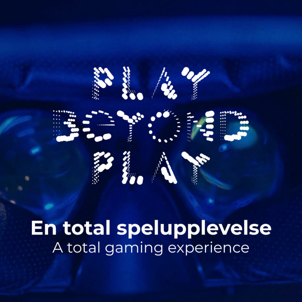 Blåa hörlurar med utställningen Play Beyond Plays logga.