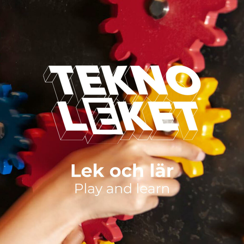 Hand i bakgrunden som leker med lekfulla kugghjular. I bilden visas utställningen Teknolekets logga.