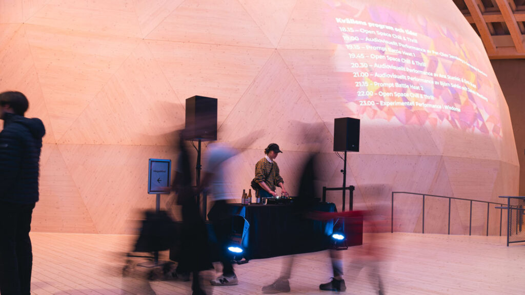 man som spelar dj i ett event i domen