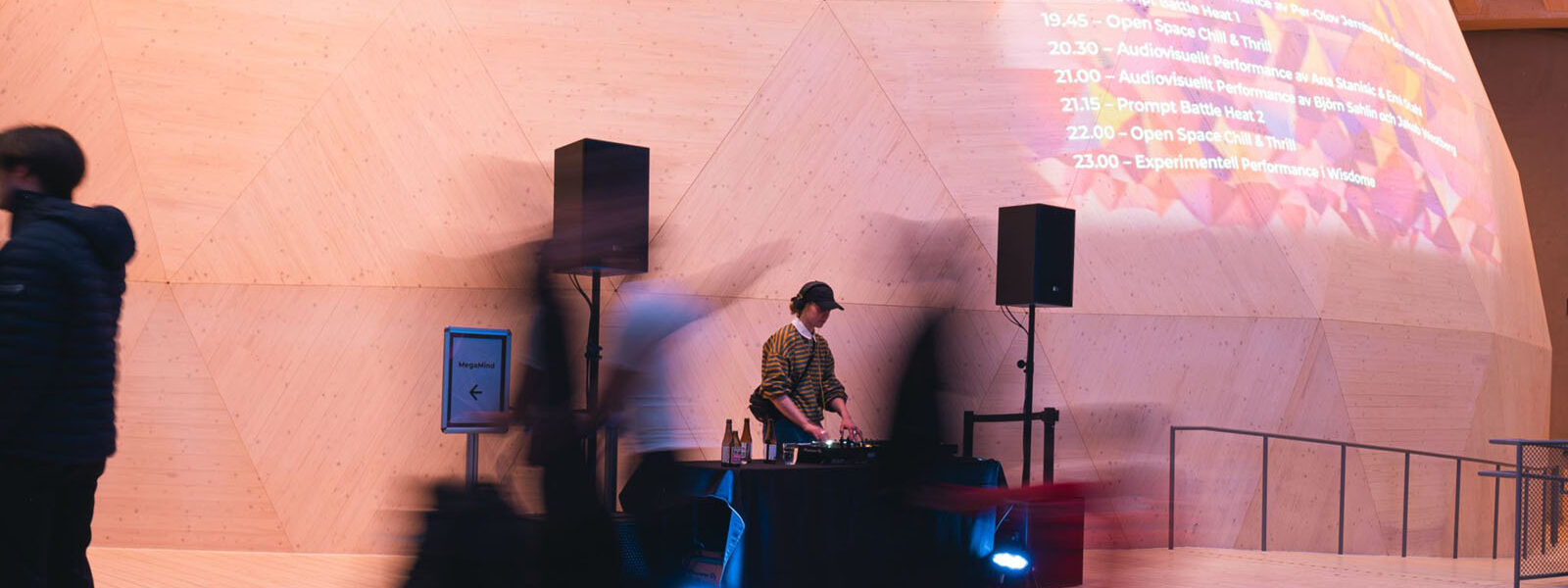 man som spelar dj i ett event i domen