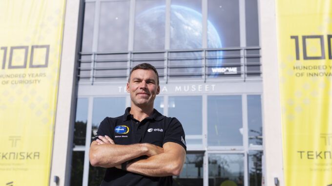 Marcus Wandt står framför tekniska museets exteriör