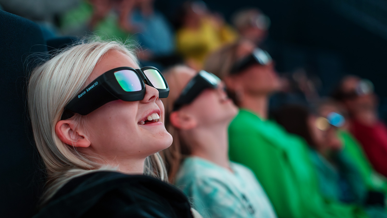 Barn med VR-glasögon som skrattar.