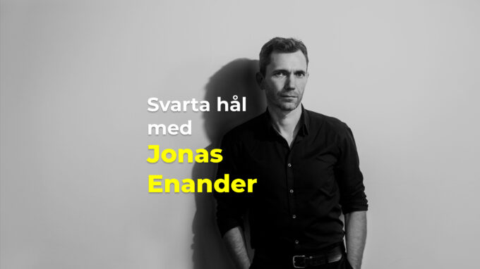 man med svarta byxor och svart skjorta tittar in i kameran. text med svarta hål med jonas enander finns med i bilden.