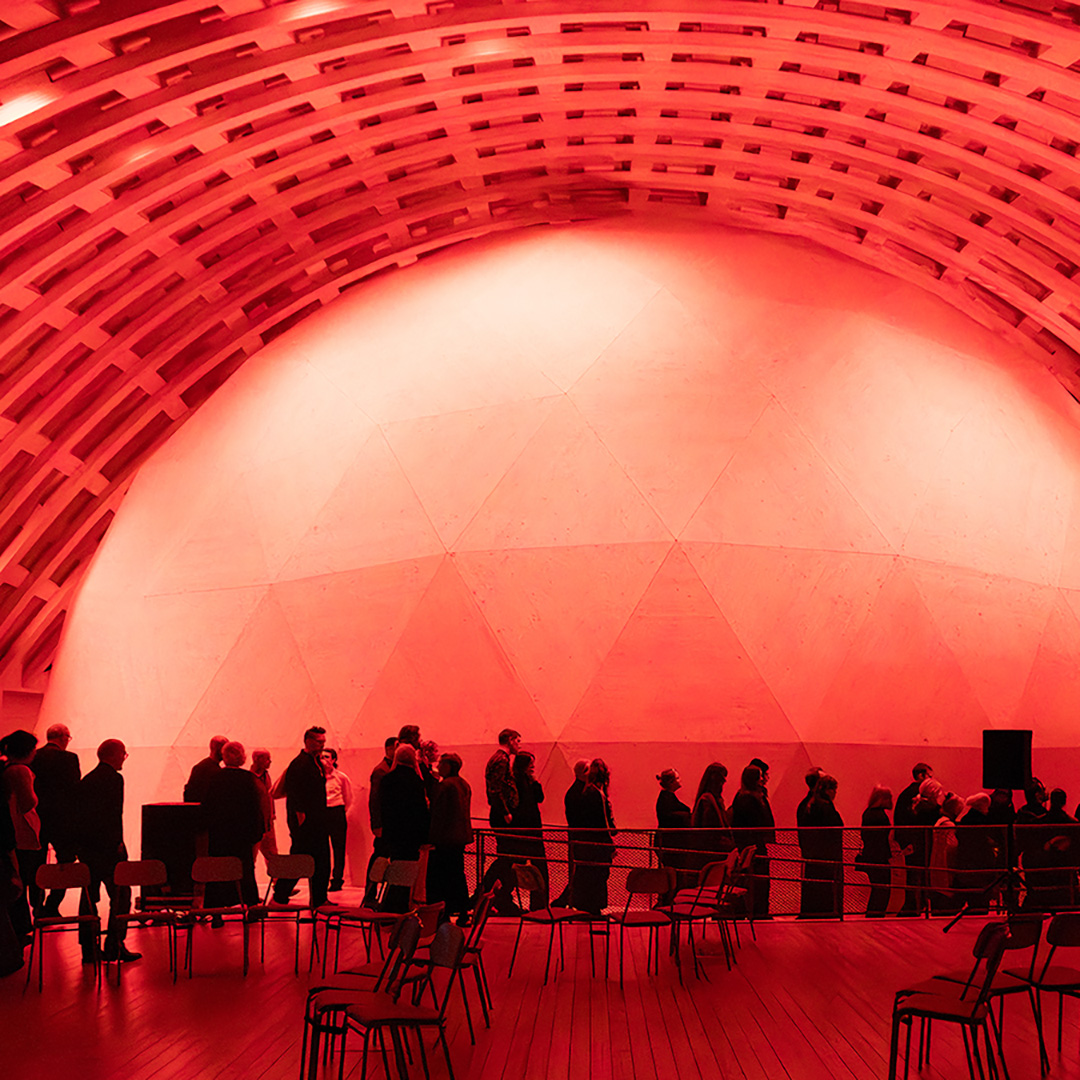 Lång kö in till Wisdome med rött strålkastare och stämningsljus