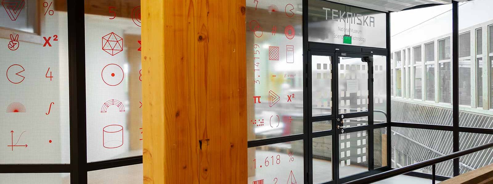 Träpanel och glasvägg som visar på en yta i Tekniska y Tensta.