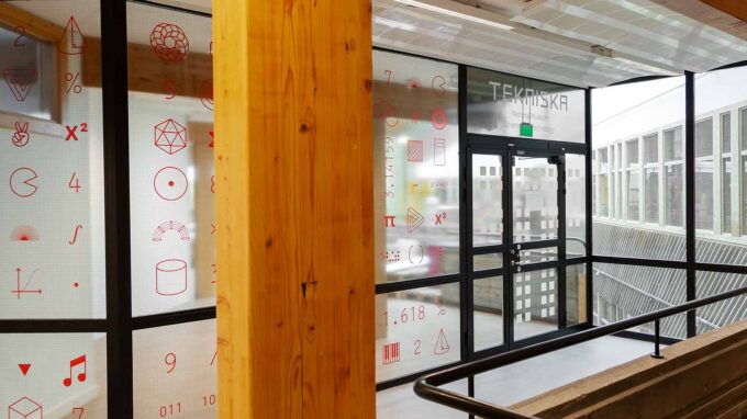 Träpanel och glasvägg som visar på en yta i Tekniska y Tensta.