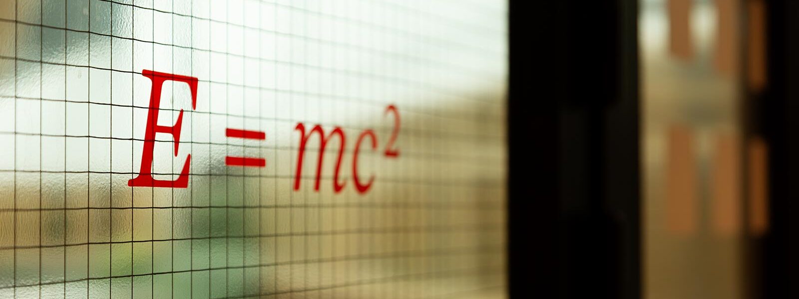 Glasvägg med texten e = mc2
