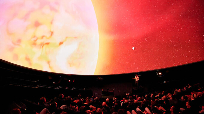 projecireing av ett svart hål framför en publik i wisodme stockholm