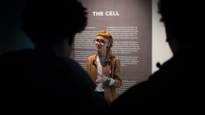 kvinna sommhåller i en visning