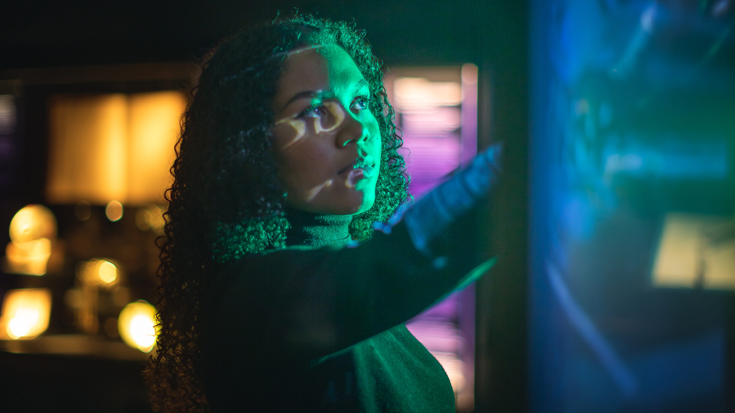 kvinna som står och pekar framför skärm med etiska dilemman