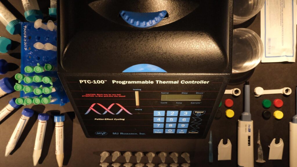 Genredigeringskit bestående av provrör, handskar och andra medicinska saker.