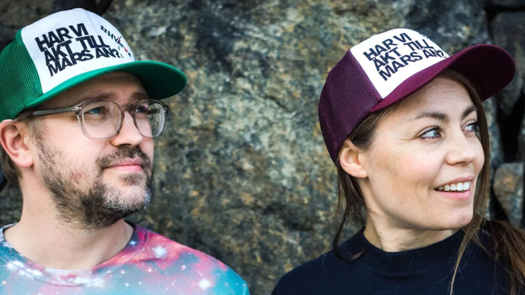 kvinna och man med keps "har vi åkt till mars än?"