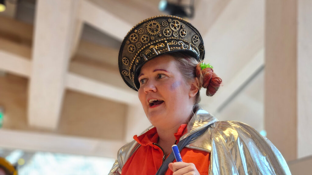 närbild på kvinna med mössa och klädd som en astronaut