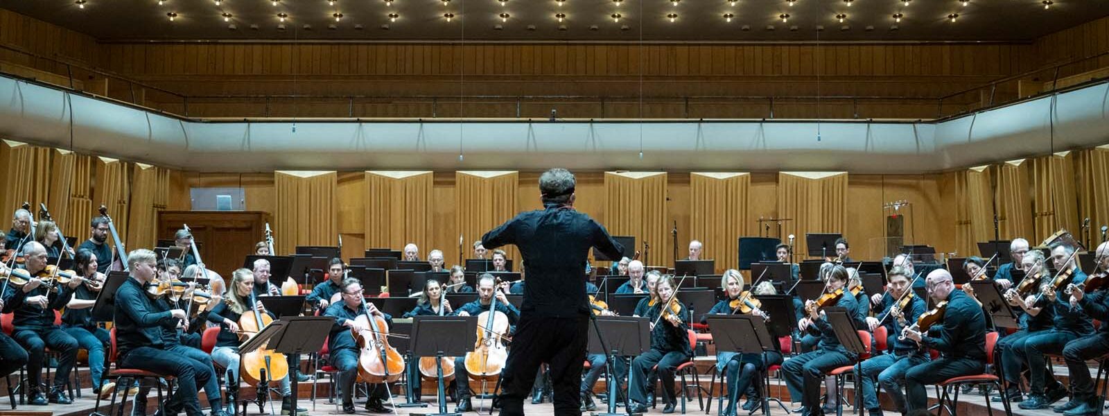 en dirigent och orkester som spelar