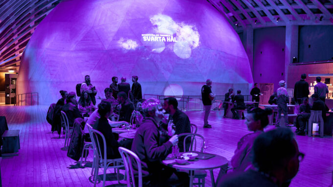 Mingel i trähallen under blått och neonljus