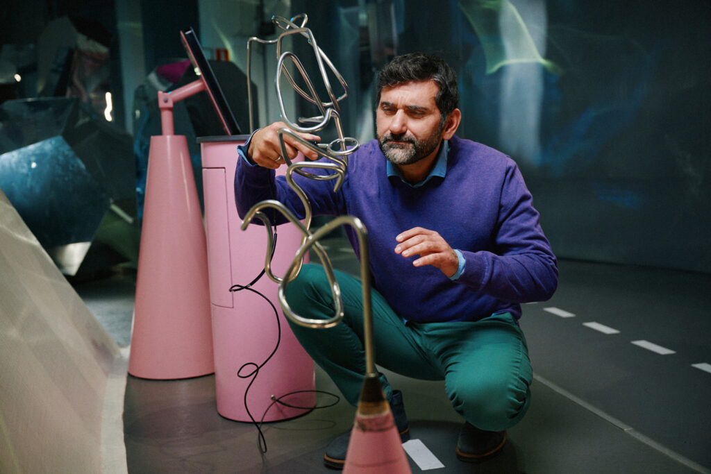 Man som leker i ett av museets utställningar