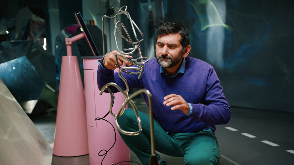 man som leker och interagerar i ett av museets utställningar