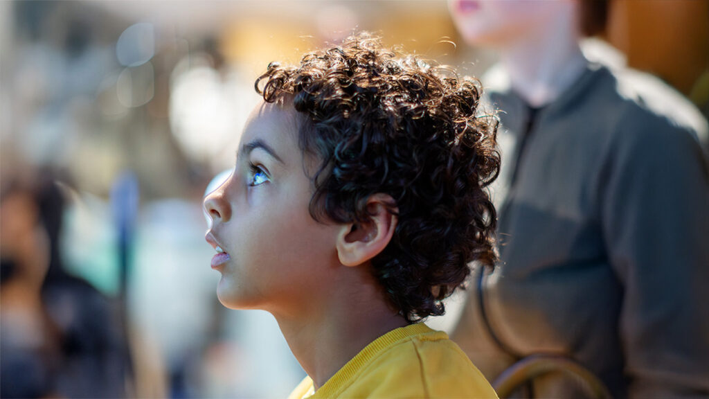 barn som tittar häpet på en undervisning med munnen halvöppen