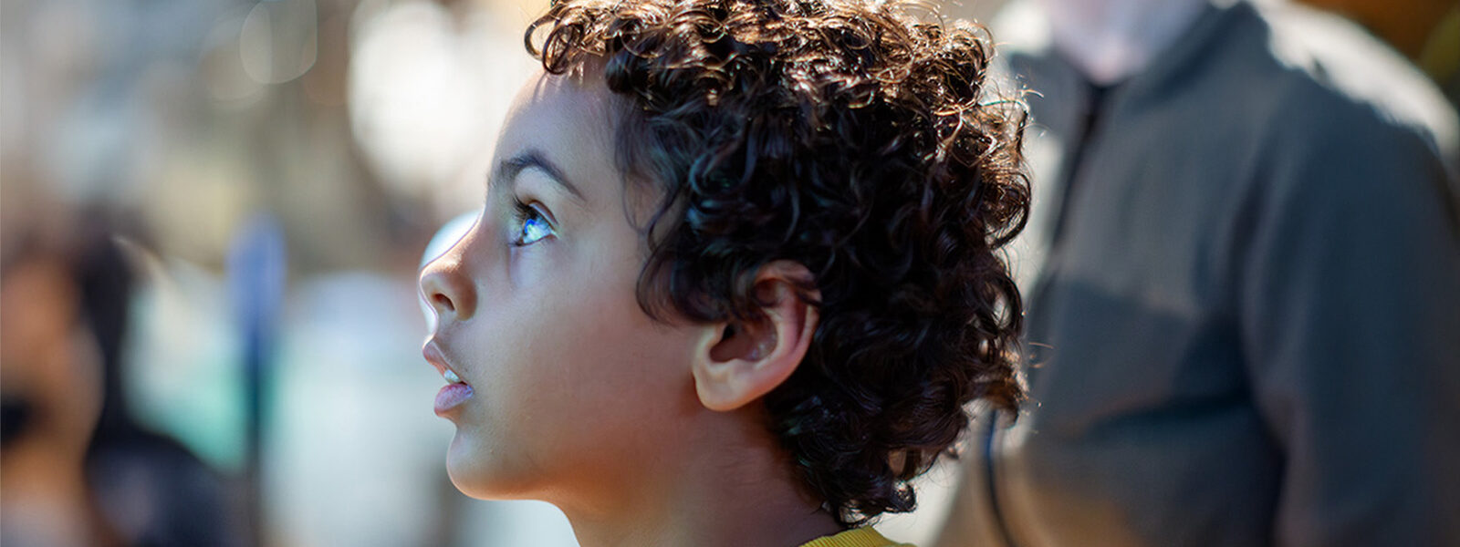 barn som tittar häpet på en undervisning med munnen halvöppen
