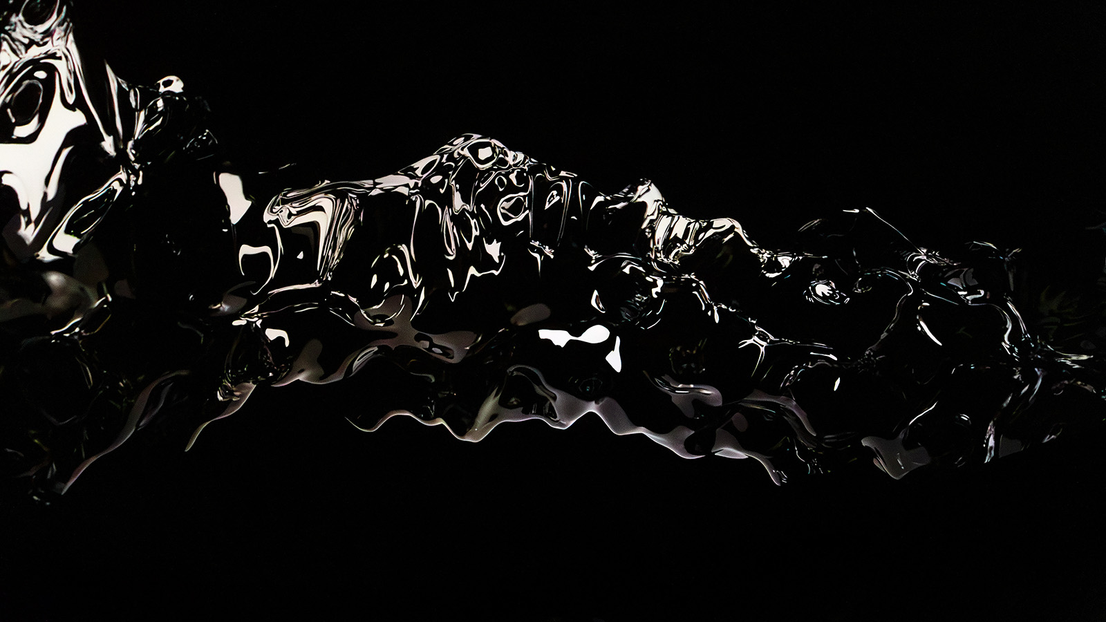 konstverk i bubblig format som är svart, silvrig och grå - konstverkets namn är Caeulus är ett audiovisuellt verk.