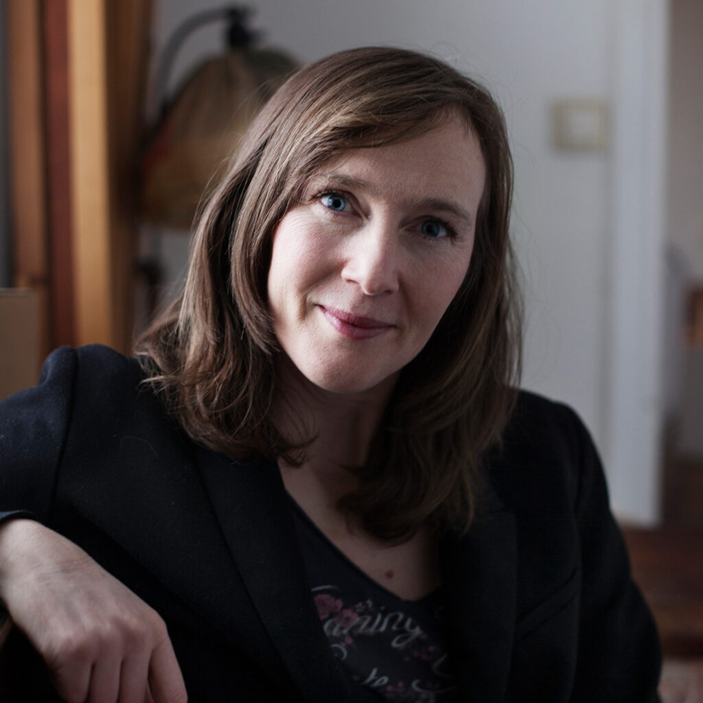 Kvinna tittar in mot kameran och ler