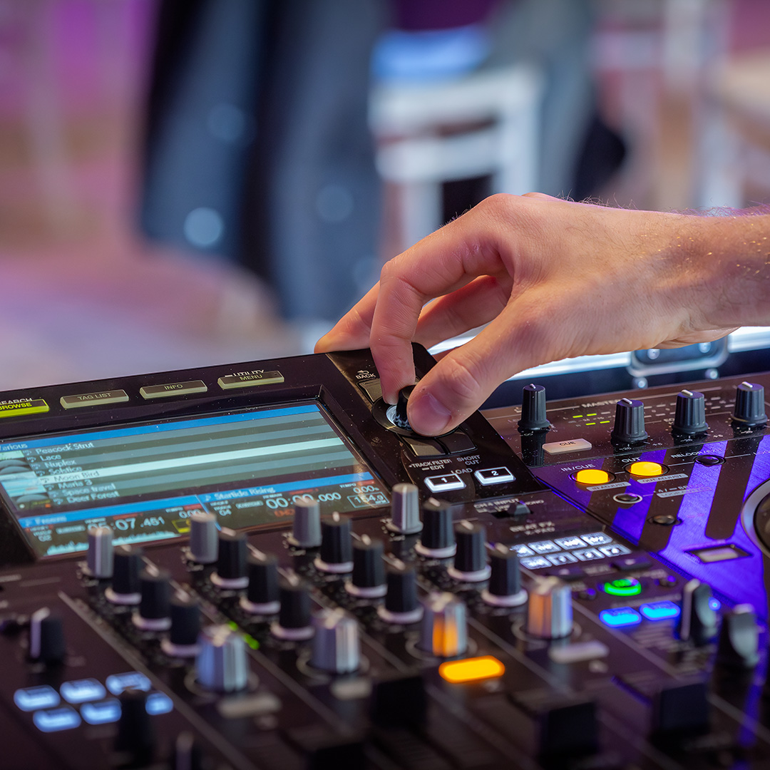 Hand som spelar på ett dj-bås