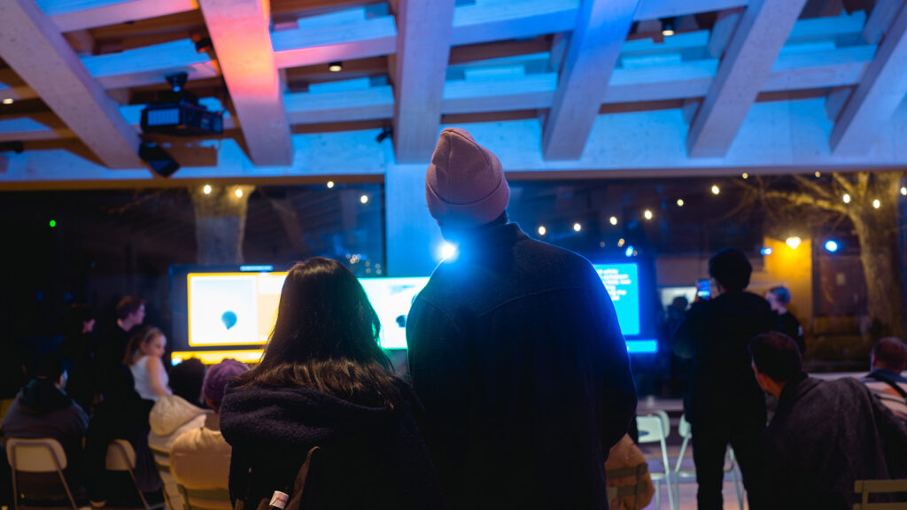 Man och kvinna bredvid varandra och tittar på skärm