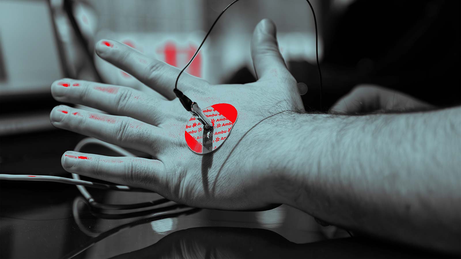 hand i röd och blå färg