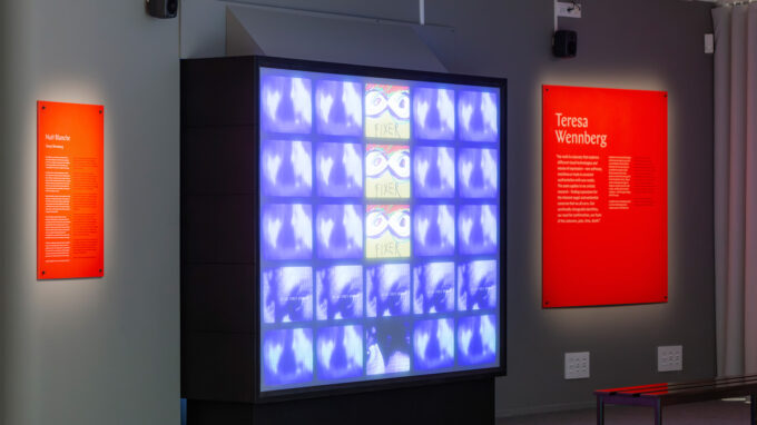skärmar med konstverk från Teresa Wennberg