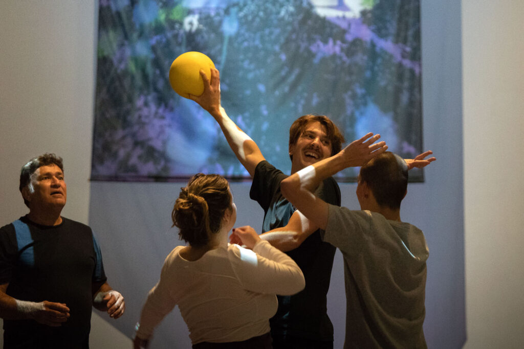 Ungdomar som spelar sport - ett verk av Gabriel Fontana som heter The Fluid