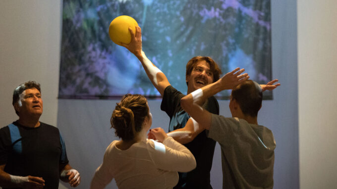 Ungdomar som spelar sport - ett verk av Gabriel Fontana som heter The Fluid