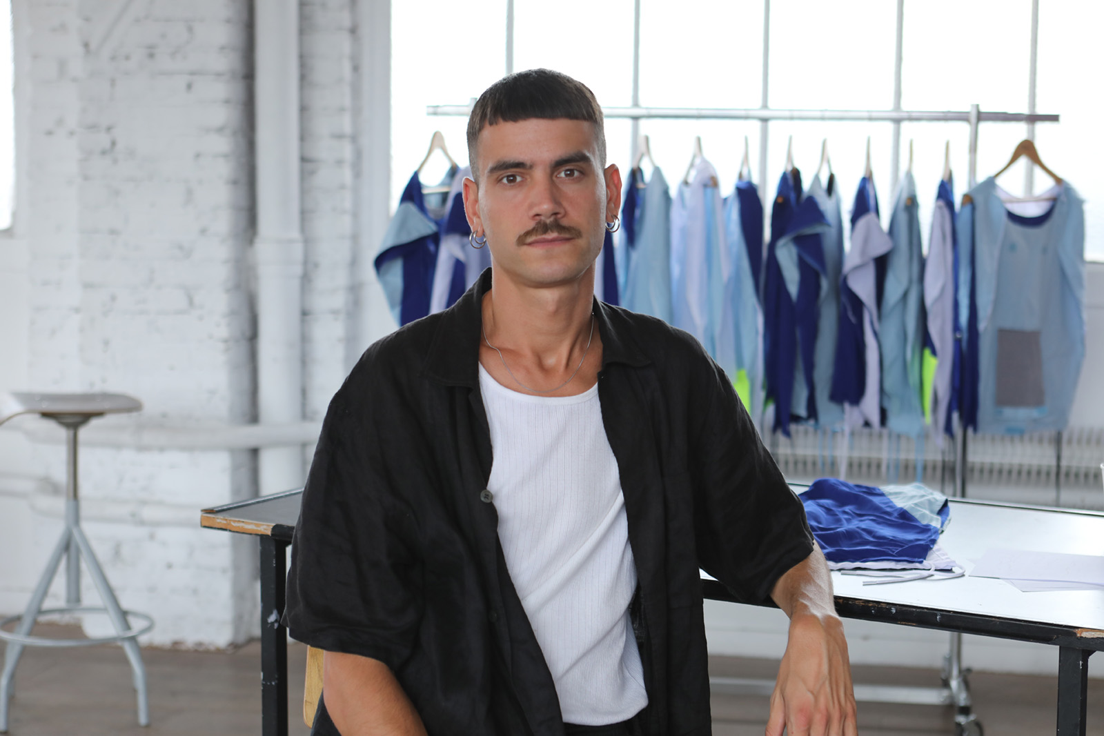 man med vi t-shirt tittar in i kameran - Gabriel Fontana - konstnär