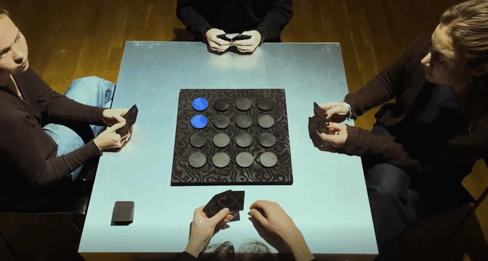 händer som spelar ett spel mot ett bord som är grönt